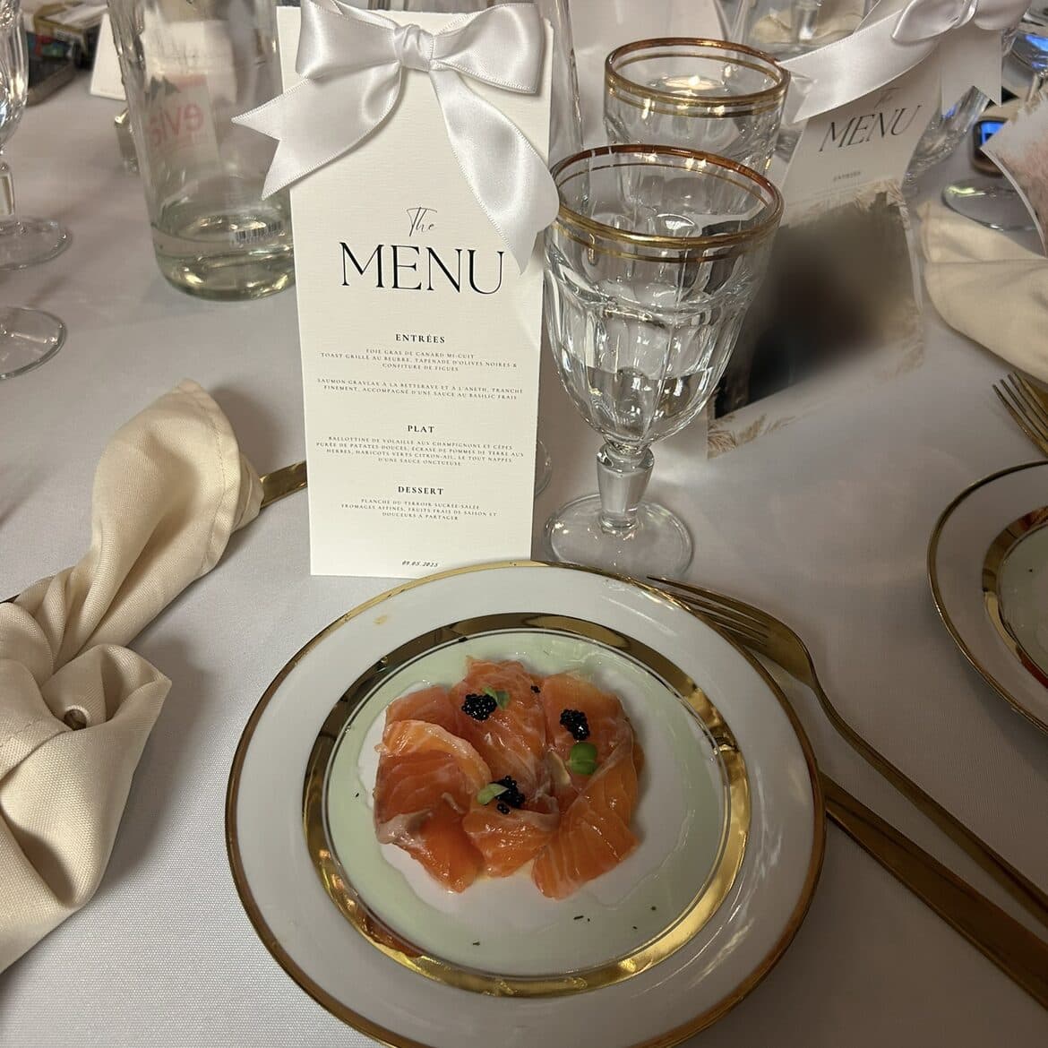 Assiette dressée et menu calligraphié lors d’une soirée privée